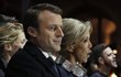 Macron slavil vítězství v prezidentských volbách s manželkou Brigitte Trogneux po boku