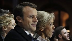 Macron slavil vítězství v prezidentských volbách s manželkou Brigitte Trogneux po boku