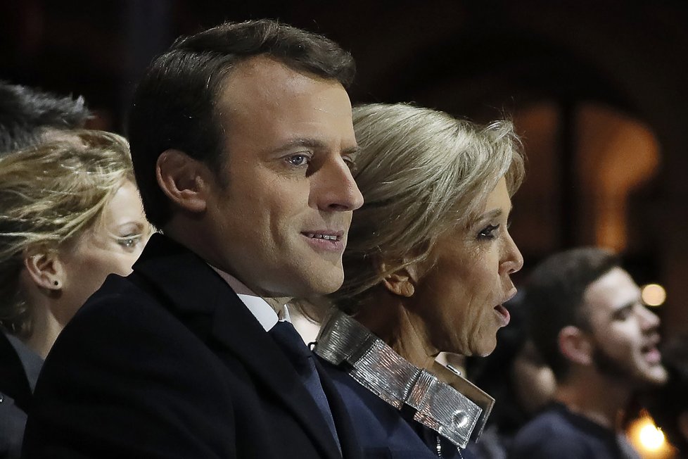 Macron slavil vítězství v prezidentských volbách s manželkou Brigitte Trogneux po boku.