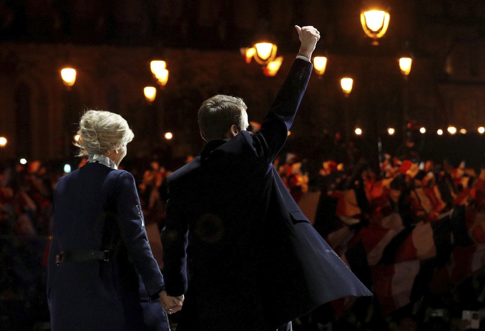 Macron slavil vítězství v prezidentských volbách s manželkou Brigitte Trogneux po boku.