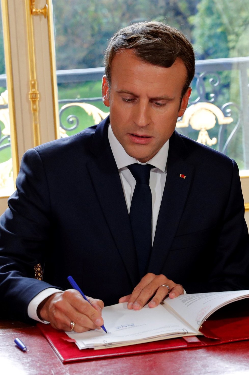 Macron podepsal kontroverzní reformu pracovního práva.
