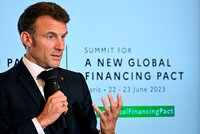 Macron vyzval k zavedení nové globální daně: Financovala by ochranu klimatu