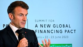 Francouzský prezident Emmanuel Macron na summitu v Paříži (22.6.2023)