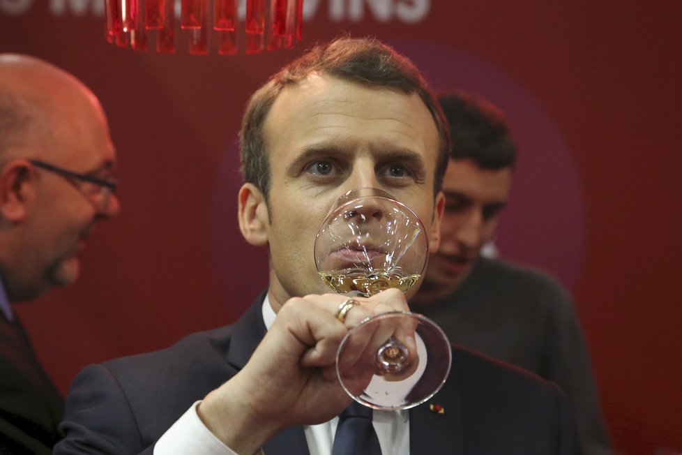 Francouzský prezident Macron je velký milovník a znalec vína.