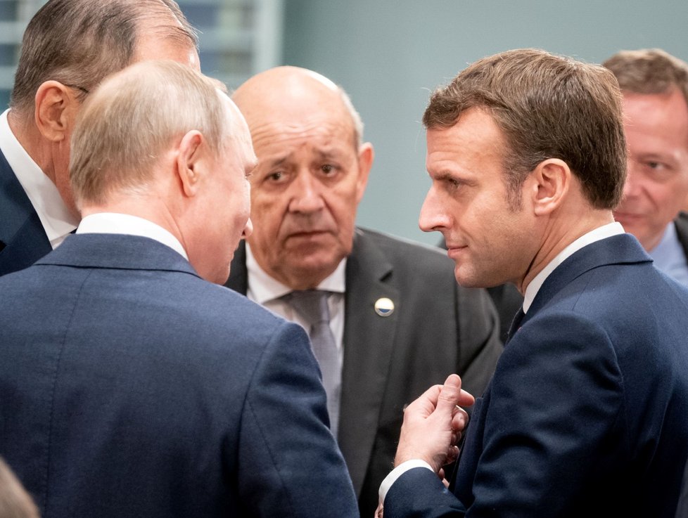 Ruský prezident Vladimír Putin a francouzský prezident Emmanuel Macron na berlínské konferenci o Libyi. (19. 1. 2020)