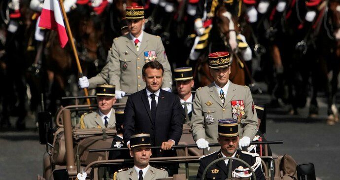 France : Défilé militaire spectaculaire dans les rues de Paris