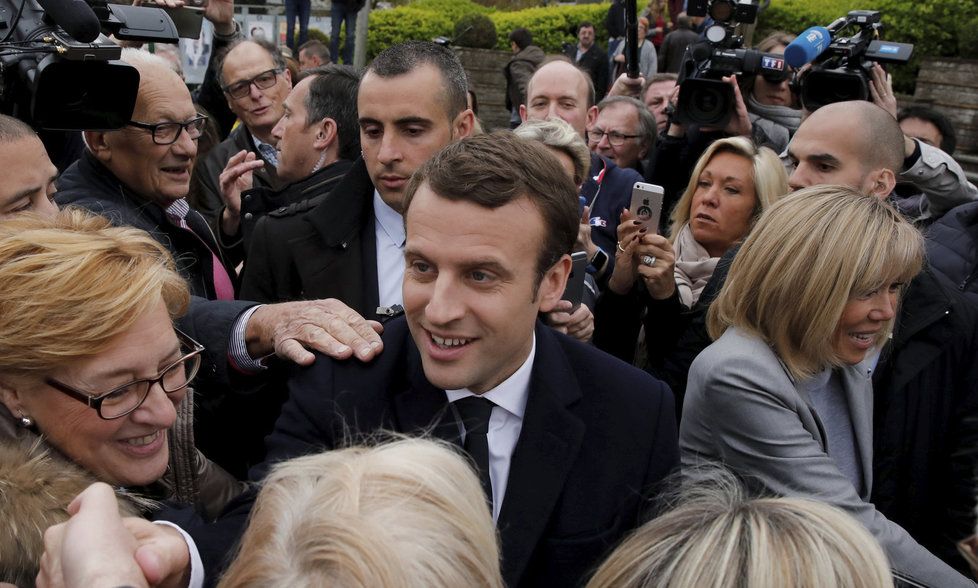 Podle odhadů v 1. kole francouzských prezidentských voleb zvítězil Emmanuel Macron.