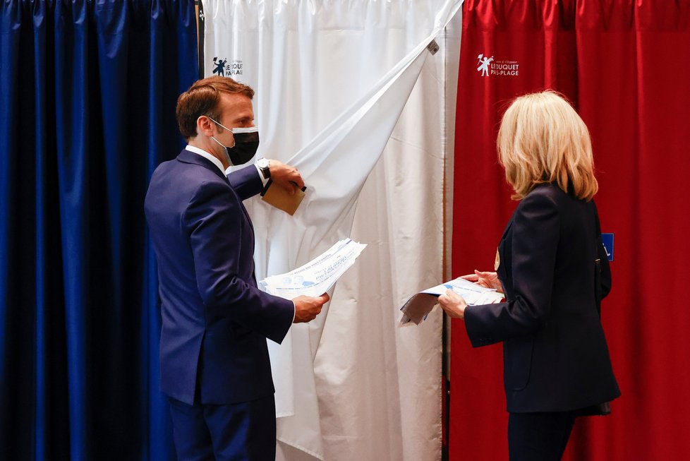 Francouzský prezident Emmanuel Macron během místních voleb ve Francii (20.6.2021)