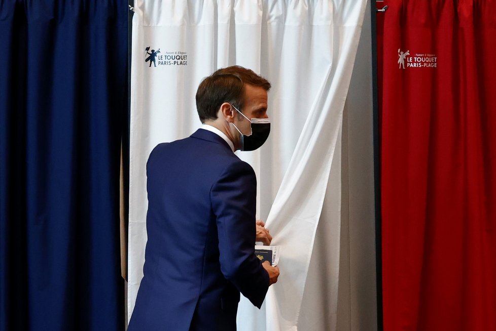 Francouzský prezident Emmanuel Macron během místních voleb ve Francii (20.6.2021)