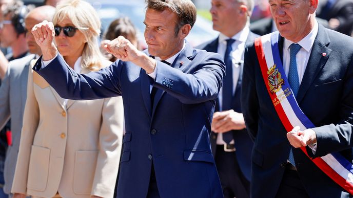 Emmanuel Macron vyrazil k volbám do Národního shromáždění v doprovodu manželky Brigitte (12.6.2022)