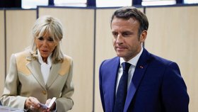 Emmanuel Macron vyrazil k volbám do Národního shromáždění v doprovodu manželky Brigitte (12.6.2022)