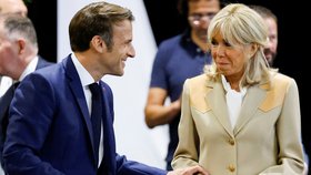 Emmanuel Macron vyrazil k volbám do Národního shromáždění v doprovodu manželky Brigitte (12.6.2022)