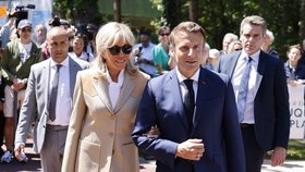 Emmanuel Macron vyrazil k volbám do Národního shromáždění v doprovodu manželky Brigitte (12.6.2022)