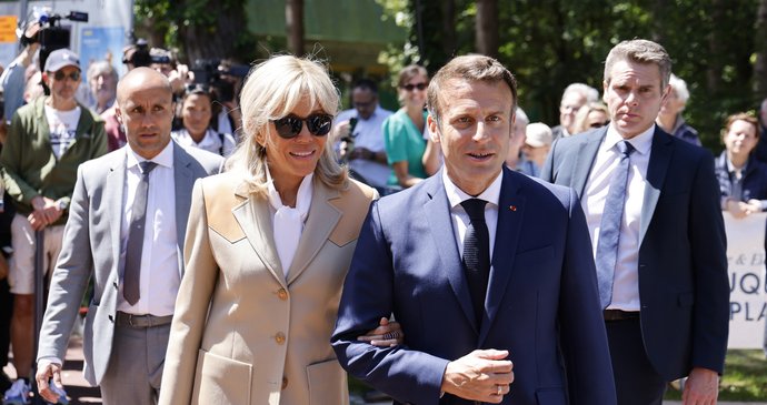 Emmanuel Macron se rend à l'élection de l'Assemblée nationale accompagné de son épouse Brigitte (12/06/2022)