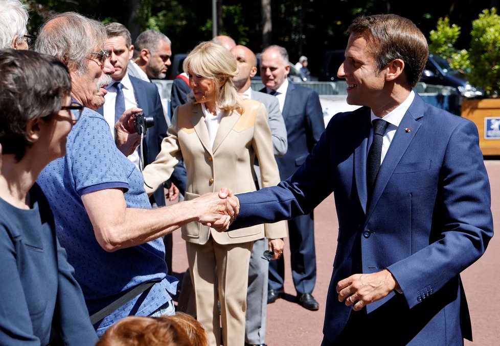 Emmanuel Macron vyrazil k volbám do Národního shromáždění v doprovodu manželky Brigitte (12.6.2022)