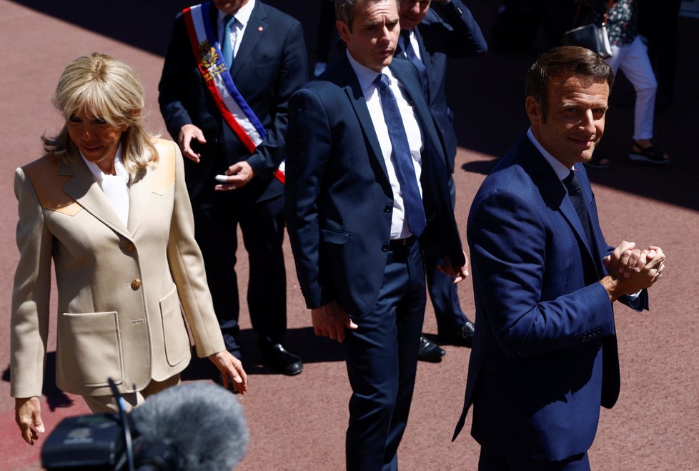 Emmanuel Macron vyrazil k volbám do Národního shromáždění v doprovodu manželky Brigitte (12.6.2022).