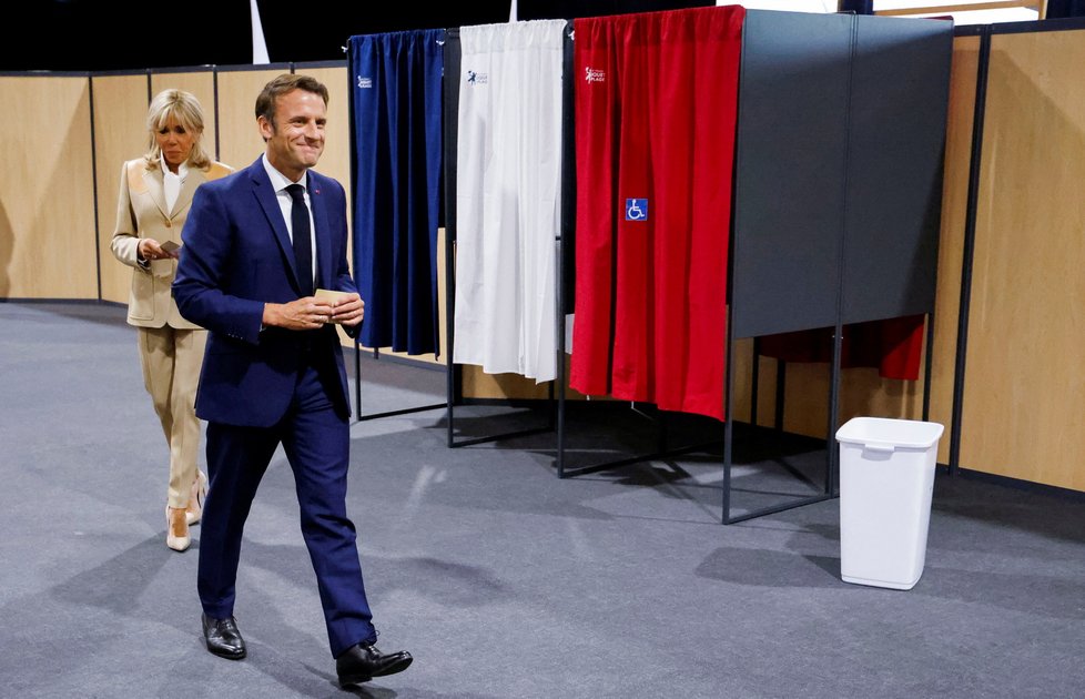 Emmanuel Macron vyrazil k volbám do Národního shromáždění v doprovodu manželky Brigitte (12.6.2022)