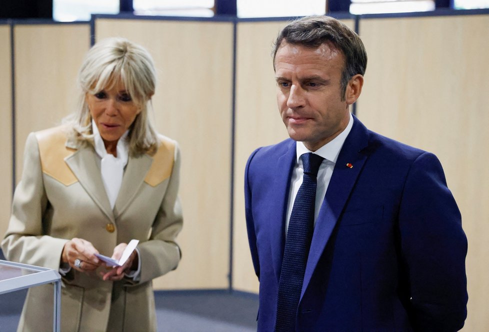 Emmanuel Macron vyrazil k volbám do Národního shromáždění v doprovodu manželky Brigitte (12.6.2022).