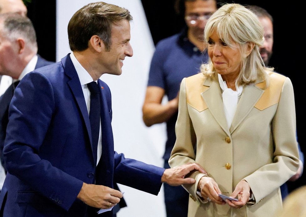 Emmanuel Macron vyrazil k volbám do Národního shromáždění v doprovodu manželky Brigitte (12.6.2022)