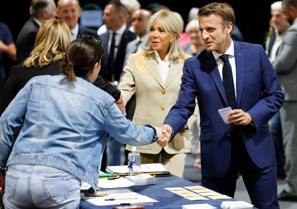 Emmanuel Macron vyrazil k volbám do Národního shromáždění v doprovodu manželky Brigitte (12.6.2022).