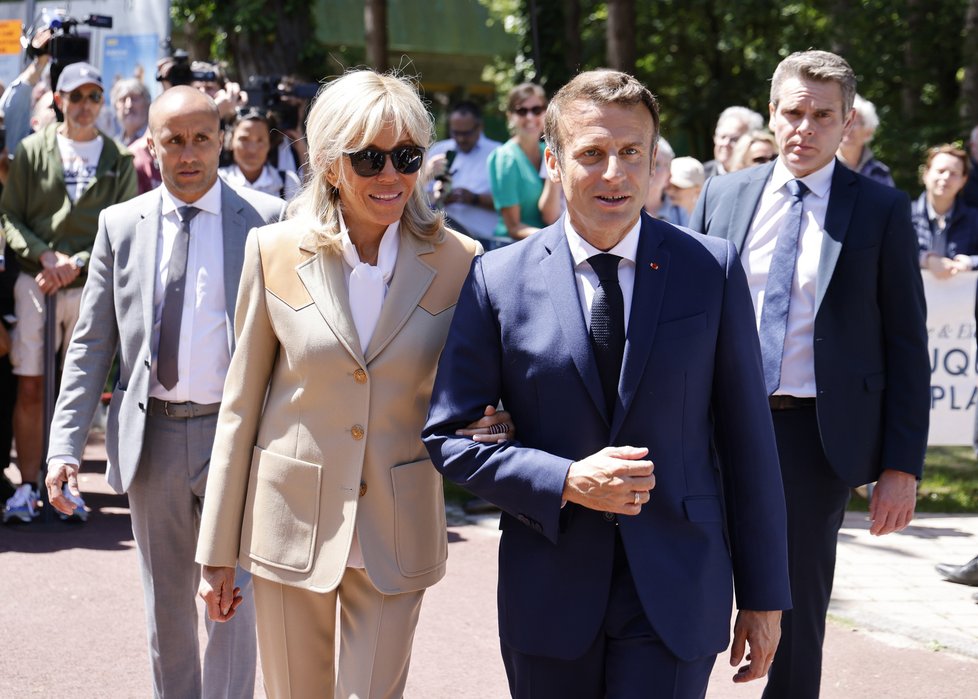 Emmanuel Macron vyrazil k volbám do Národního shromáždění v doprovodu manželky Brigitte (12.6.2022)