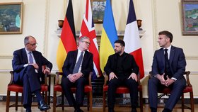 Setkání evropských lídrů v Londýně na Downing Street 10: Zprava francouzský prezident Emmanuel Macron, ukrajinský prezident Volodymyr Zelenskyj, britský premiér Keir Starmer a německý kancléř Friedrich Merz (8. 12. 2025)