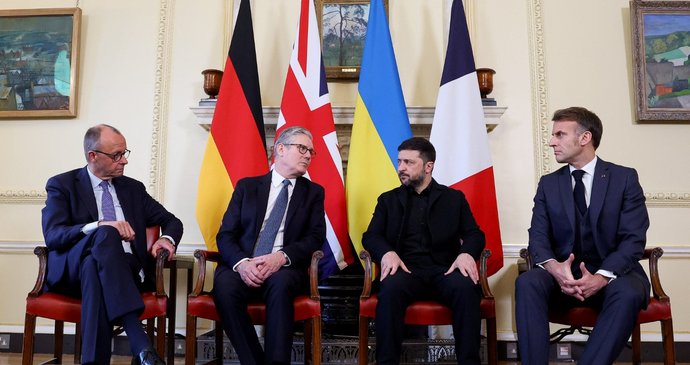 Setkání evropských lídrů v Londýně na Downing Street 10: Zprava francouzský prezident Emmanuel Macron, ukrajinský prezident Volodymyr Zelenskyj, britský premiér Keir Starmer a německý kancléř Friedrich Merz (8. 12. 2025)