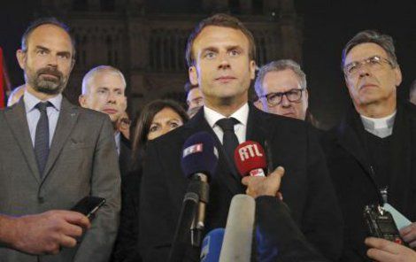 Macron na místo neštěstí dorazil ještě během večera.