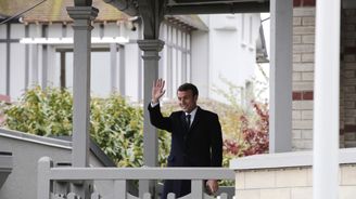 Z prvního kola postupují těsným výsledkem Macron a Le Penová