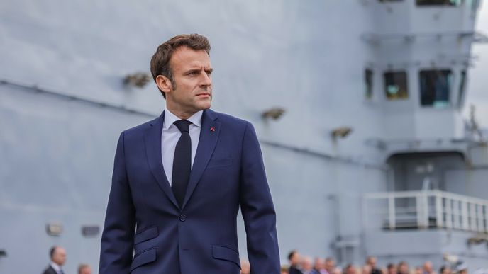 Francouzský prezident Emmanuel Macron na prohlídce výsadkové lodi Dixmude