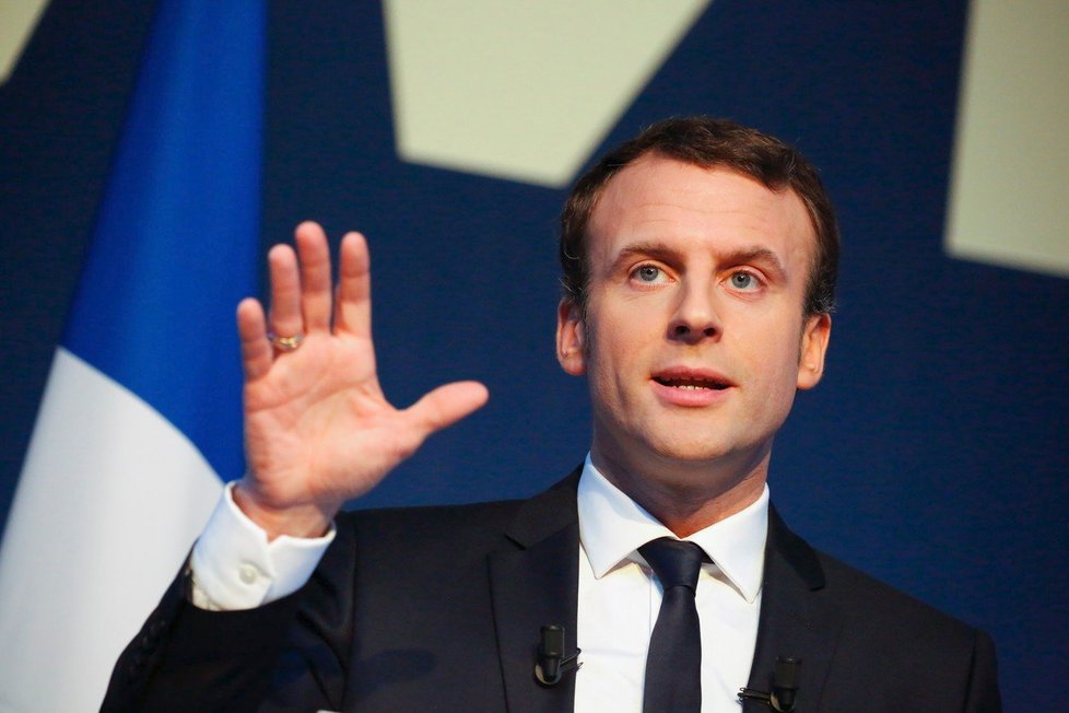 Francouzský prezident Emmanuel Macron čelí kvůli své absenci na pietě silné kritice.