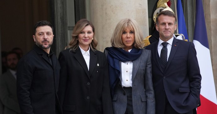 Emmanuel a Brigitte Macronovi uvítali Zelenské v Elysejském paláci (1. 12. 2025).