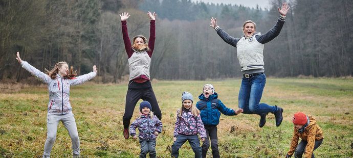 Olympijské vítězky Kateřina Emmons a Barbora Špotáková se svými dětmi