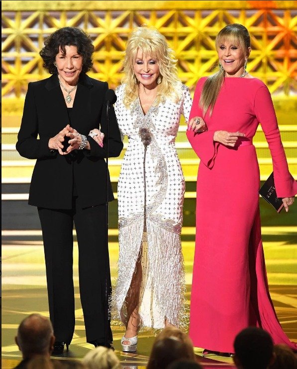 Jane Fonda bude odmdesát, Dolly Parton je sedmdesát jedna a Lily Tomlin je osmasedmdesát, setkaly se sedmatřicet let po natočení komedie Od devíti k pěti