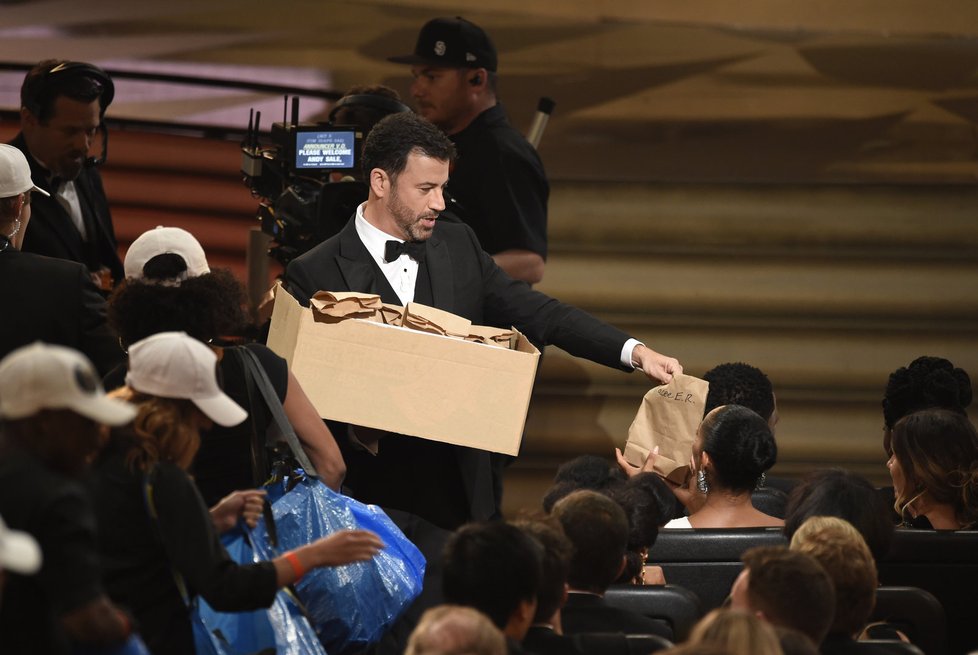 Jimmy Kimmel na předávání rozdával sendviče.