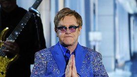 Slavnostního večera se účastnil i zpěvák Elton John.