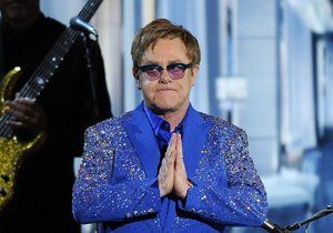 Slavnostního večera se účastnil i zpěvák Elton John.