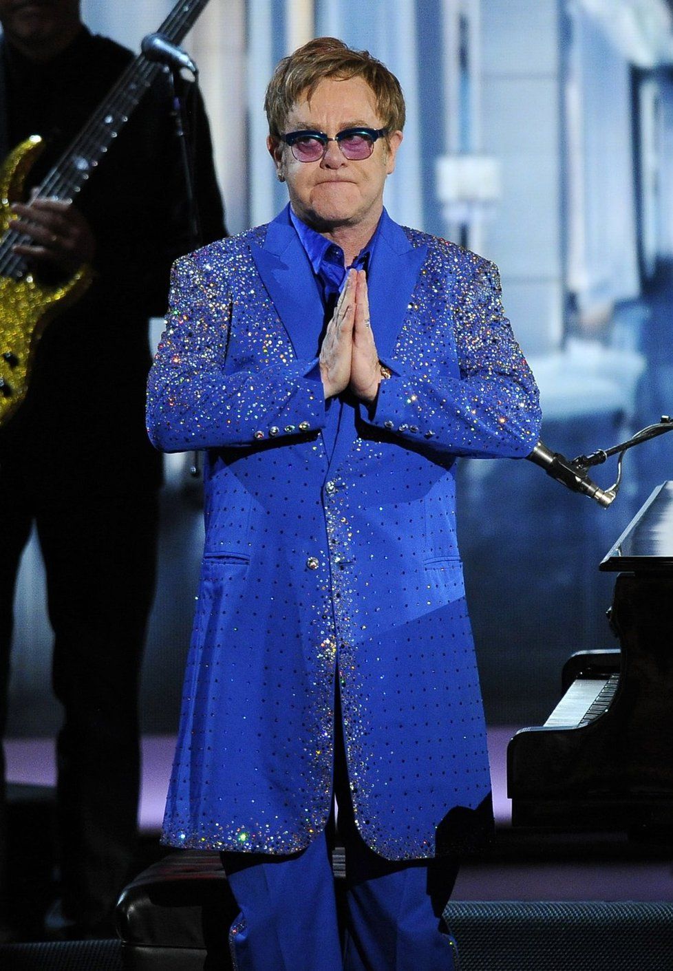 Slavnostního večera se účastnil i zpěvák Elton John