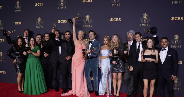 Udílení cen Emmy se uskutečnilo po covidové pauze: Parta herců ze seriálu Ted Lasso (19.9.2021)