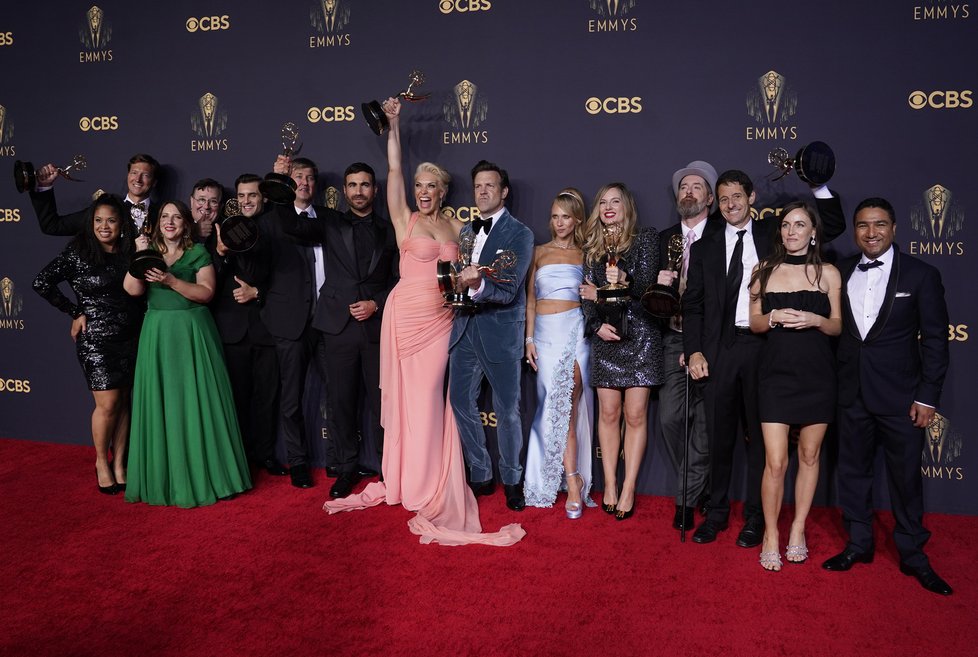 Udílení cen Emmy se uskutečnilo po covidové pauze: Parta herců ze seriálu Ted Lasso (19.9.2021).