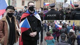 Na Náměstí Republiky se konal protest proti vládním opatřením. Na pořádek dohlížela policie. (28. 10. 2020)