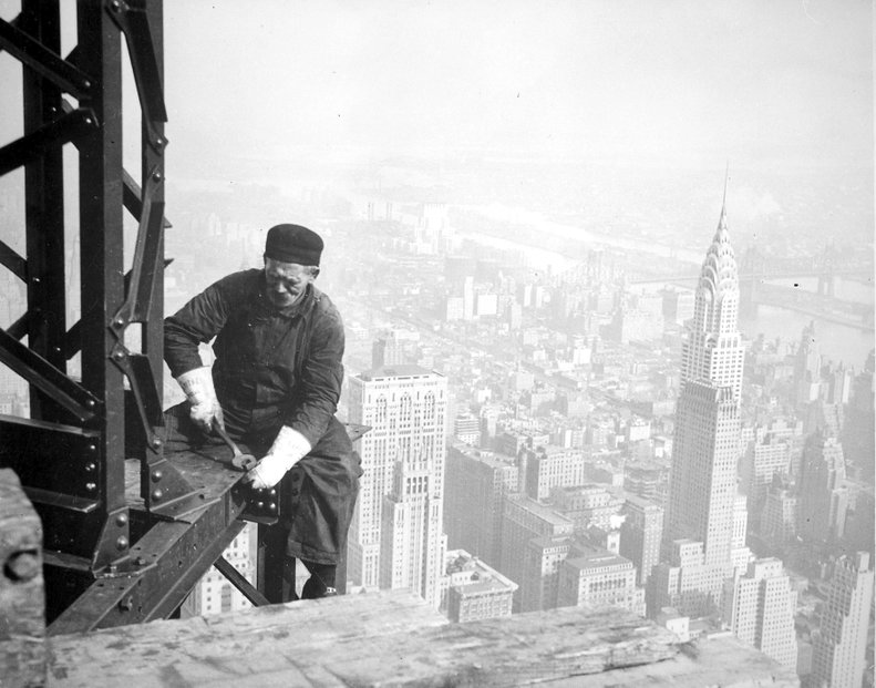 První výkopové práce začaly 22. ledna 1930, stavba základů začala symbolicky 17. března, na Den svatého Patrika, patrona New Yorku, před davem pěti tisíc lidí.