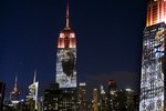 Na Empire State Building se objevil lev Cecil v nadživotní velikosti.