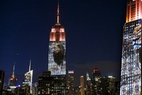 Zastřelenému lvovi Cecilovi vzdali hold v USA: Promítli ho na Empire State Building