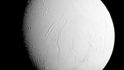 Slapové síly zřejmě po miliardy let ohřívají měsíc Enceladus. Podle některých teorií by mohl být obyvatelný