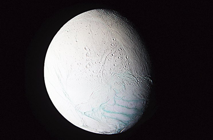 Pod povrchem Saturnova měsíce Enceladus se zřejmě nachází oceán kapalné vody