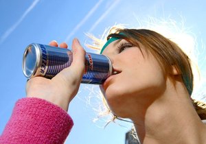 Co stojí za nárůstem rakoviny tlustého střeva u mladých lidí? Vědci viní energetické nápoje.