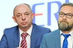 Nejasnosti kolem ERÚ: Odvolaný expředseda Outrata zůstal v radě, vpravo současný šéf Košťál