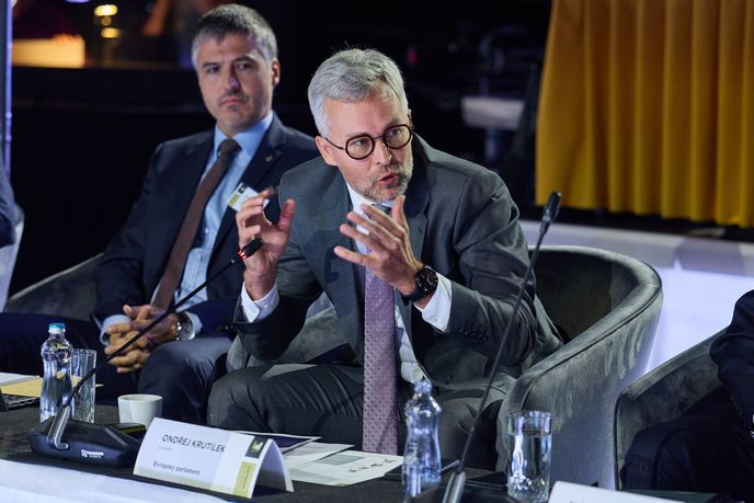Zleva Michal Macenauer, ředitel strategie EGU, a europoslanec Ondřej Krutílek Zleva Michal Macenauer, ředitel strategie EGU, a europoslanec Ondřej Krutílek