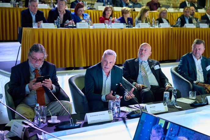 Zleva europoslanec Alexandr Vondra, Jiří Feist, člen představenstva EPH, Josef Kotrba, výkonný ředitel Svazu energetiky ČR, a Milan Hampl, předseda představenstva a ředitel PREdistribuce Zleva europoslanec Alexandr Vondra, Jiří Feist, člen představenstva EPH, Josef Kotrba, výkonný ředitel Svazu energetiky ČR, a Milan Hampl, předseda představenstva a ředitel PREdistribuce